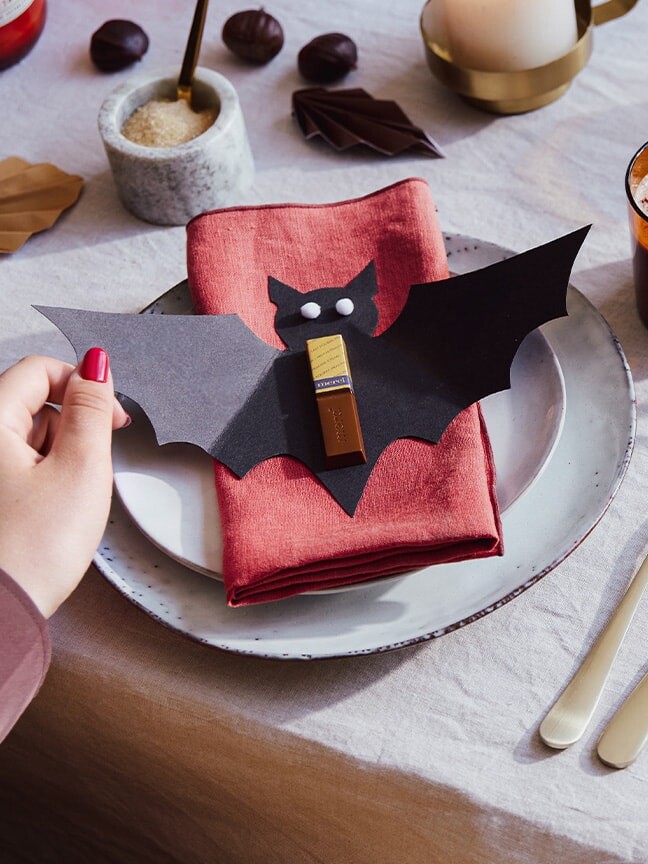 Idée de bricolage: chauve-souris décorative pour table festive