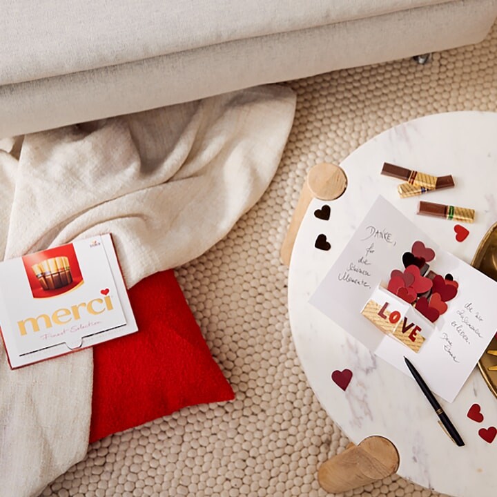 Pop-Up-Karte mit Herzen und dem Schriftzug Love