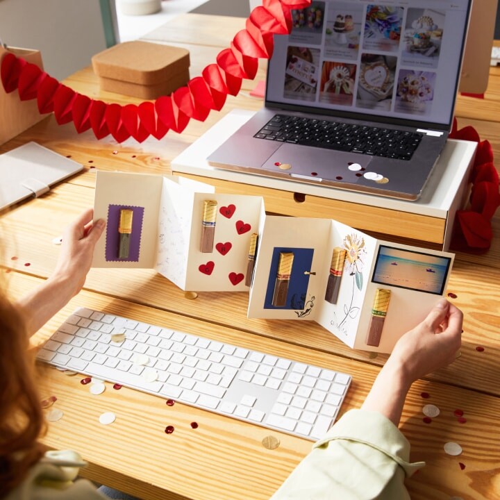 Leporello décoré avec des vœux manuscrits et des bâtonnets de chocolat merci collé