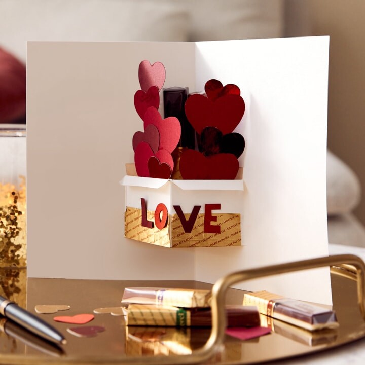 Carte pop-up avec des cœurs et l'inscription «Love»